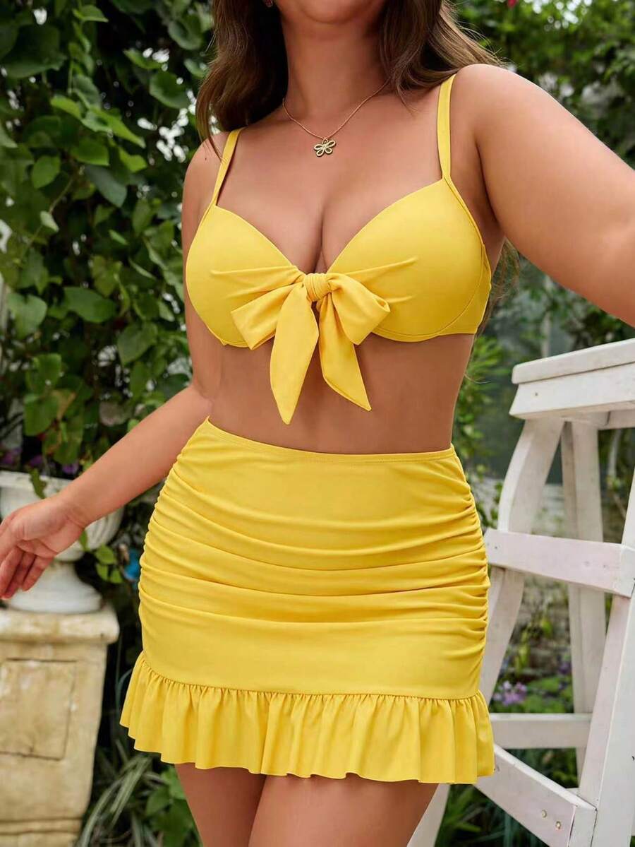 Swim Mod Conjunto de 3 peças para mulher plus size com sutiã com atacadores e franzido, cueca triangular, capa com bainha com folhos e saia - Amarelo - Ver 1