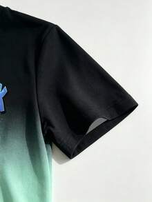 SHEIN 男童 T-Shirt 套裝 2 件組，夏季時尚街頭酷感卡通汽車塗鴉英文漸層滿版印花短袖 T-Shirt，搭配時尚鬆緊腰漸層印花短褲，腰部抽繩裝飾，柔軟彈性面料，寬鬆版型，春夏時尚休閒舒適 - 彩色 - 查看 4