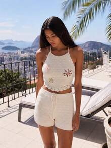 Nöista Conjunto de dos piezas de ganchillo blanco con top corto de halter adornado con flores bordadas de colores y bordes festoneados. Emparejado con pantalones cortos de punto a juego con cordón en la cintura. Perfecto para el verano, festivales de música, estilo bohemio, fiestas en la piscina, ropa de playa, look de primavera. - Albaricoque - Ver 2