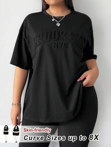 SHEIN CURVE+ Curve Plus 压纹字母“Brooklyn”黑色加大码女款 T 恤 - 黑色 - 查看 1
