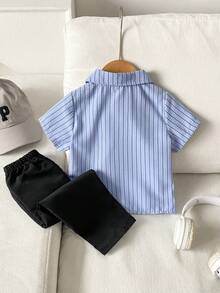 SHEIN 2件組男嬰夏季休閒襯衫套裝 條紋數位印花短袖翻領襯衫&素色寬鬆版型長褲 海軍藍 親子款 - 藍色 - 查看 2