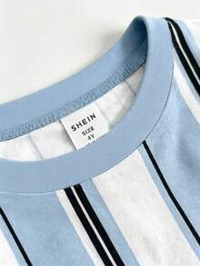 SHEIN 小男孩2件組T恤套裝，夏季藍色直條紋字母印花短袖圓領T恤，搭配時尚彈性腰對比色藍色短褲，腰部抽繩裝飾，柔軟彈性面料，寬鬆版型，春夏時尚男孩T恤套裝，休閒舒適百搭，適合外出 - 藍色 - 查看 6