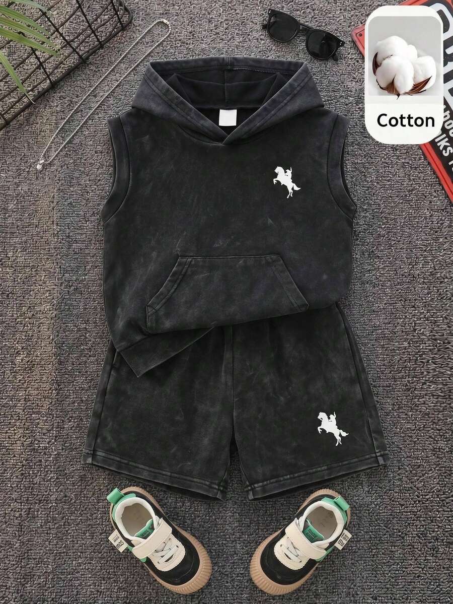 SHEIN 小男孩騎士印花連帽背心與短褲休閒套裝 - 彩色 - 查看 1