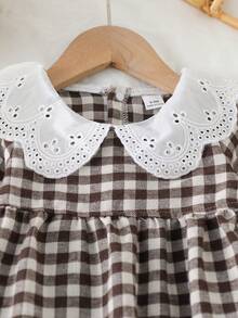 SHEIN Vintaside Kids 女嬰格紋領長袖可愛連身衣 春秋款摩卡色格紋套裝 幼童復古風附蝴蝶結棕色套裝 - 彩色 - 查看 8