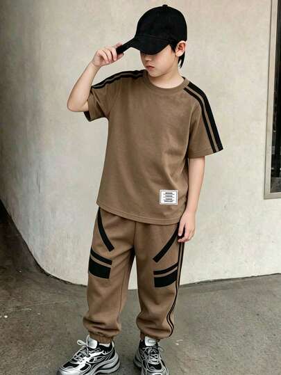 SHEIN 青少年男孩時尚簡約韓系條紋英文標語印花圓領短袖T恤搭配直條紋滿版印花運動長褲套裝，適合假期聚會與派對，舒適易穿，夏季必備，休閒穿搭，街頭風，開學季，戶外野餐，街拍，校園，假期，禮物用途