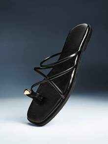 Denimoi Sandalia plana con anillo para el dedo en la punta cuadrada y tiras, en color dorado y negro- Elegante, ligera y cómoda - Producto talla grande vendido - Negro - Ver 1