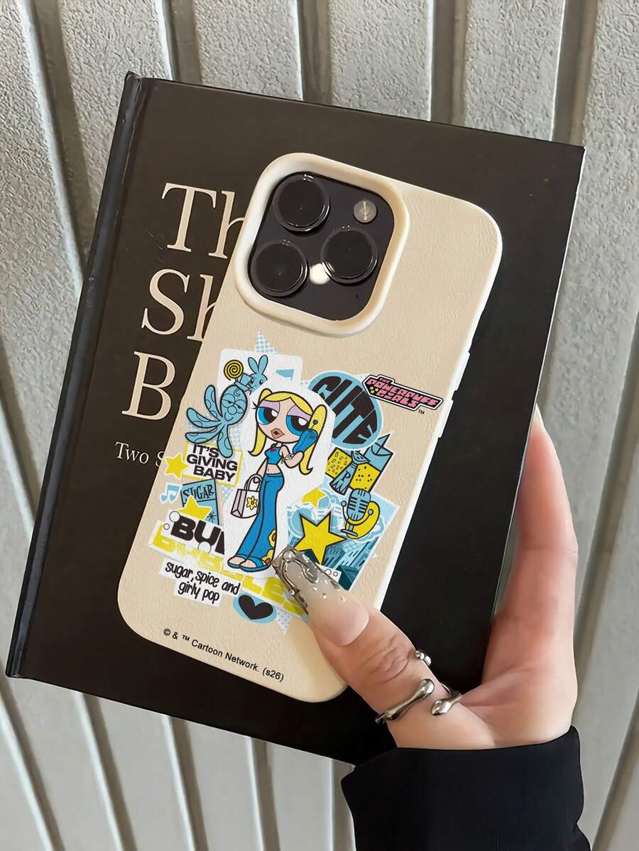 THE POWERPUFF GIRLS X SHEIN The Powerpuff Girls 辣妹 Bubbles 卡通貼紙拼貼圖案 星星章魚兔子麥克風愛心字母元素 皮革紋理白色親膚防震防摔手機保護殼,適用於 Apple iPhone 13/14/15/15Pro/16/16Pro/17Pro,熱銷日常美學保護殼 - 彩色 - 查看 1