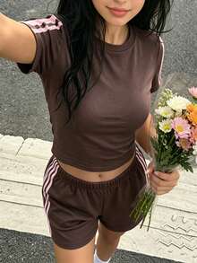 青少年女孩夏季風格粉色短袖T恤與短褲2件套，新款修身短版上衣＋鬆緊腰短褲套裝，休閒運動百搭學生穿搭，針織面料，適合日常穿著、外出、運動與居家 - 咖啡棕 - 查看 8