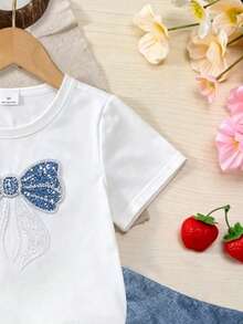 SHEIN Elladie kids 女童2件組春夏套裝，圓領針織T恤與牛仔裙褲，刺繡與撞色工藝，休閒可愛櫻桃刺繡設計，短袖短褲套裝 - 白色 - 查看 7