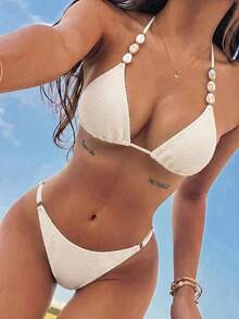 Swim Chiccia 法式性感度假風米白色紋理面料掛脖三角罩杯珠飾裝飾後綁帶上衣，搭配細肩帶三角泳褲，法式性感夏季度假島嶼派對小眾吸睛套裝，溫柔慵懶氛圍，青春海灘拍照造型，清新活力氛圍，海邊度假穿搭，活力青春小眾出片造型，清新氛圍 - 白色 - 查看 2