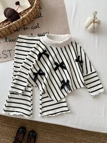 SHEIN Vintaside Kids 2件裝女嬰春/秋長袖套裝，經典黑白條紋3D蝴蝶結裝飾高領長袖上衣搭配喇叭長褲，時尚百搭極簡休閒舒適女嬰套裝，適合日常穿著與戶外活動 - 黑與白 - 查看 9