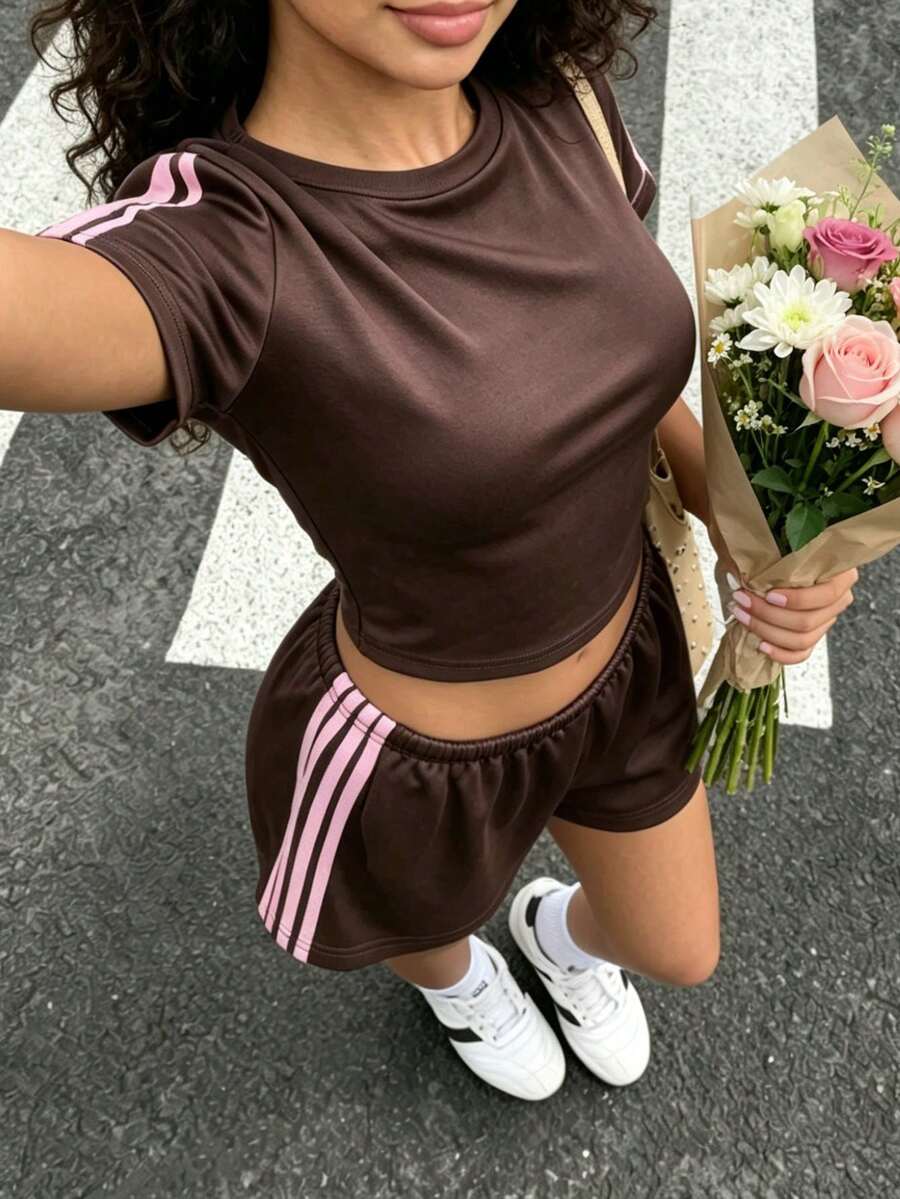 青少年女孩夏季風格粉色短袖T恤與短褲2件套,新款修身短版上衣+鬆緊腰短褲套裝,休閒運動百搭學生穿搭,針織面料,適合日常穿著、外出、運動與居家 - 咖啡棕 - 查看 1