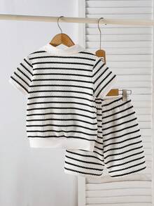 SHEIN 男童夏季條紋休閒套裝，兒童 Polo 領短袖上衣 + 短褲 2 件組，紋理領短袖 + 短褲 2 件組，時尚百搭，適合幼兒園、學校日常、週末出遊、公園玩耍、家庭聚會等 - 黑與白 - 查看 2