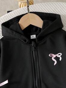 SHEIN Genkimix Kids 女童外套套裝，女孩春秋甜酷風蝴蝶結套裝，寬鬆連帽衛衣 + 運動長褲 2 件套，女童春季穿搭，休閒運動套裝，適合日常穿著、居家、學校、公園、週末出遊、運動、購物等多種場合 - 黑色 - 查看 4