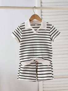 SHEIN 男童夏季條紋休閒套裝，兒童 Polo 領短袖上衣 + 短褲 2 件組，紋理領短袖 + 短褲 2 件組，時尚百搭，適合幼兒園、學校日常、週末出遊、公園玩耍、家庭聚會等 - 黑與白 - 查看 3