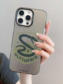 HARRY POTTER X SHEIN Funda de teléfono Harry Potter Slytherin con escudo, insignia de serpiente, letra S, elemento estrella, vitalidad, color negro, a prueba de golpes y caídas, cubierta protectora compatible con iPhone 13/14/15/15Pro/16/16Pro/17Pro, estilo de moda popular talla grande vendido - Multicolor - Ver 11