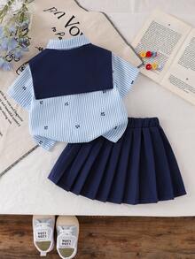 SHEIN Playful Pals 嬰兒/幼兒藍白條紋花卉數位印花翻領短袖上衣，搭配皇家藍披肩裝飾與皇家藍百褶裙，學院風舒適可愛女嬰服裝 - 藍色 - 查看 2