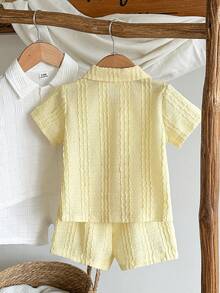 2件組男嬰夏季 Polo 套裝，休閒慵懶風，黃色紋理布料領口短袖開襟衫設計搭配同款寬鬆短褲，韓系簡約休閒風，適合日常戶外玩耍、旅行與休閒穿著 - 黃色 - 查看 2