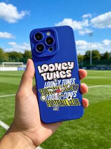 LOONEY TUNES X SHEIN 1件 Looney Tunes Bugs Bunny Football Club 深藍色磨砂手機殼，疊層 Bugs Bunny 足球圖案、「FOOTBALL CLUB」字樣與經典「LOONEY TUNES」Logo，全包防震保護，適合卡通愛好者與 Looney Tunes 粉絲，相容 iPhone 與 Galaxy 手機殼，手機配件，快速出貨 - 藍色 - 查看 2