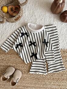 SHEIN Vintaside Kids 2件裝女嬰春/秋長袖套裝，經典黑白條紋3D蝴蝶結裝飾高領長袖上衣搭配喇叭長褲，時尚百搭極簡休閒舒適女嬰套裝，適合日常穿著與戶外活動 - 黑與白 - 查看 4