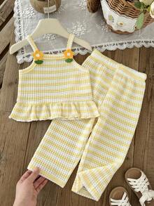 SHEIN Vintaside Kids 女宝宝夏季吊带套装（2件套），可爱甜美慵懒休闲风，黄白条纹针织吊带背心搭配宽松长裤，肩带饰有3D小花，俏皮可爱，适合女宝宝夏季日常休闲穿着，户外玩耍和度假皆宜。 - 黃色 - 查看 1