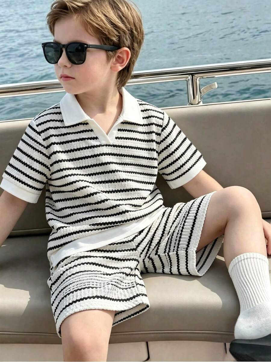 SHEIN 男童夏季條紋休閒套裝，兒童 Polo 領短袖上衣 + 短褲 2 件組，紋理領短袖 + 短褲 2 件組，時尚百搭，適合幼兒園、學校日常、週末出遊、公園玩耍、家庭聚會等 - 黑與白 - 查看 1