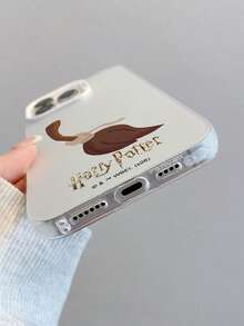 HARRY POTTER X SHEIN 哈利波特卡通飛天掃帚圖案哈利波特Logo元素活力銀色防震防摔保護手機殼，適用於Apple iPhone 13/14/15/15Pro/16/16Pro/17Pro，熱銷日常美學保護殼 - 彩色 - 查看 9