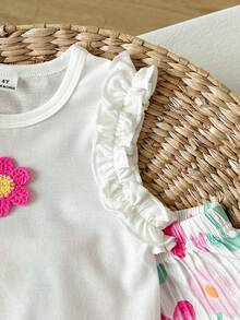 SHEIN 2件組夏季女童幼童背心上衣與短褲套裝，清新甜美可愛風格，荷葉邊飾無袖上衣配手工鉤編粉色花朵裝飾，心形與花卉印花短褲配荷葉邊褲腳，彈性腰帶舒適穿著，適合小女孩夏季日常休閒、戶外玩耍及度假穿搭 - 白色 - 查看 7