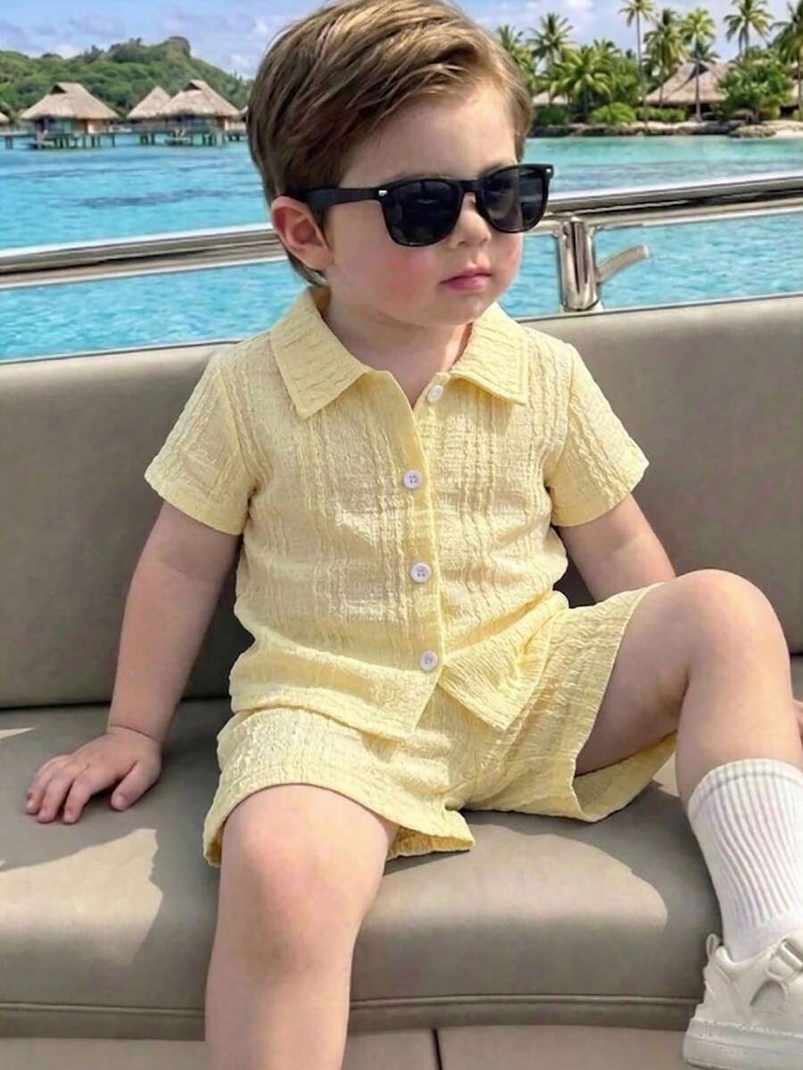 2件組男嬰夏季 Polo 套裝,休閒慵懶風,黃色紋理布料領口短袖開襟衫設計搭配同款寬鬆短褲,韓系簡約休閒風,適合日常戶外玩耍、旅行與休閒穿著 - 黃色 - 查看 1