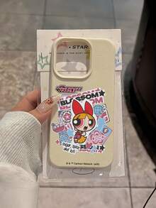 THE POWERPUFF GIRLS X SHEIN The Powerpuff Girls Blossom 卡通貼紙拼貼圖案 星星兔子迪斯可球愛心字母元素 皮革紋理白色親膚防震防摔保護手機殼，適用於 Apple iPhone 13/14/15/15Pro/16/16Pro/17Pro，熱銷日常美學保護殼 - 彩色 - 查看 6