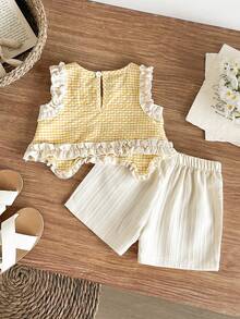 SHEIN Set Baju dan Celana Pendek Kasual untuk Bayi Perempuan Motif Kotak-kotak dengan Hiasan Pita dan Rumbai, Cocok untuk Sehari-hari - Kuning - View 2