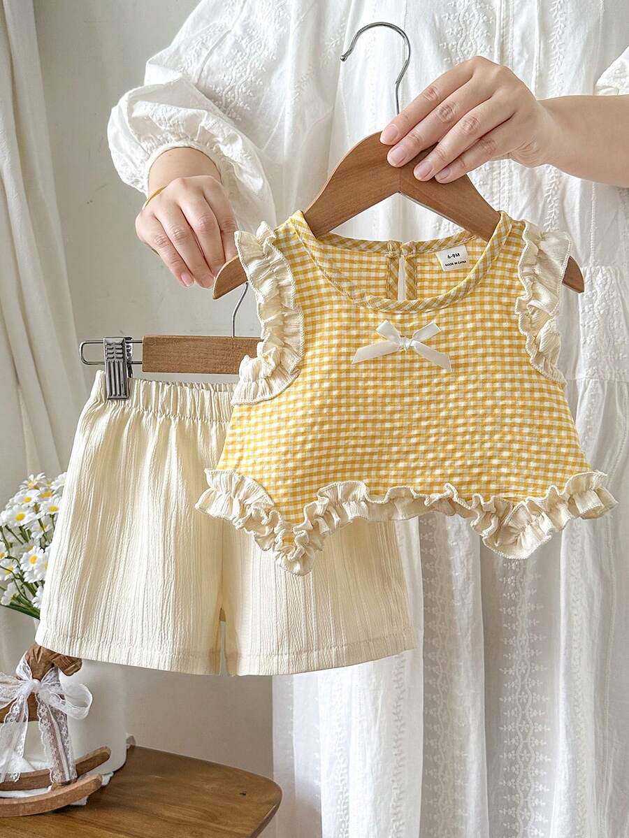 SHEIN Set Baju dan Celana Pendek Kasual untuk Bayi Perempuan Motif Kotak-kotak dengan Hiasan Pita dan Rumbai, Cocok untuk Sehari-hari - Kuning - View 1
