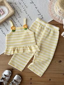 SHEIN Vintaside Kids 女宝宝夏季吊带套装（2件套），可爱甜美慵懒休闲风，黄白条纹针织吊带背心搭配宽松长裤，肩带饰有3D小花，俏皮可爱，适合女宝宝夏季日常休闲穿着，户外玩耍和度假皆宜。 - 黃色 - 查看 6