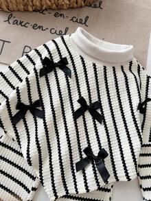 SHEIN Vintaside Kids 2件裝女嬰春/秋長袖套裝，經典黑白條紋3D蝴蝶結裝飾高領長袖上衣搭配喇叭長褲，時尚百搭極簡休閒舒適女嬰套裝，適合日常穿著與戶外活動 - 黑與白 - 查看 6