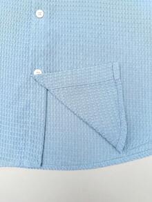 Manfinity Swimmode 男士夏季休闲度假通勤纯色华夫格短袖衬衫和抽绳腰短裤沙滩套装 - 藍色 - 查看 6