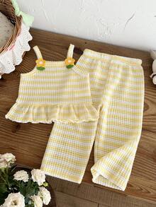 SHEIN Vintaside Kids 女宝宝夏季吊带套装（2件套），可爱甜美慵懒休闲风，黄白条纹针织吊带背心搭配宽松长裤，肩带饰有3D小花，俏皮可爱，适合女宝宝夏季日常休闲穿着，户外玩耍和度假皆宜。 - 黃色 - 查看 3