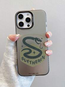 HARRY POTTER X SHEIN Funda de teléfono Harry Potter Slytherin con escudo, insignia de serpiente, letra S, elemento estrella, vitalidad, color negro, a prueba de golpes y caídas, cubierta protectora compatible con iPhone 13/14/15/15Pro/16/16Pro/17Pro, estilo de moda popular talla grande vendido - Multicolor - Ver 4