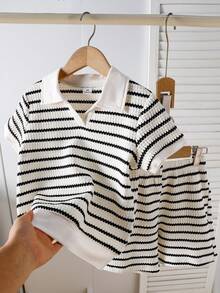 SHEIN 男童夏季條紋休閒套裝，兒童 Polo 領短袖上衣 + 短褲 2 件組，紋理領短袖 + 短褲 2 件組，時尚百搭，適合幼兒園、學校日常、週末出遊、公園玩耍、家庭聚會等 - 黑與白 - 查看 7