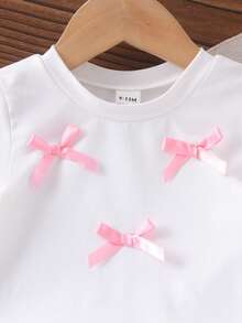 SHEIN Playful Pals 嬰兒/幼兒(女孩)白色針織短袖T恤上衣與藍色長褲蝴蝶結套裝，時尚女孩休閒蝴蝶結套裝 - 白色 - 查看 10