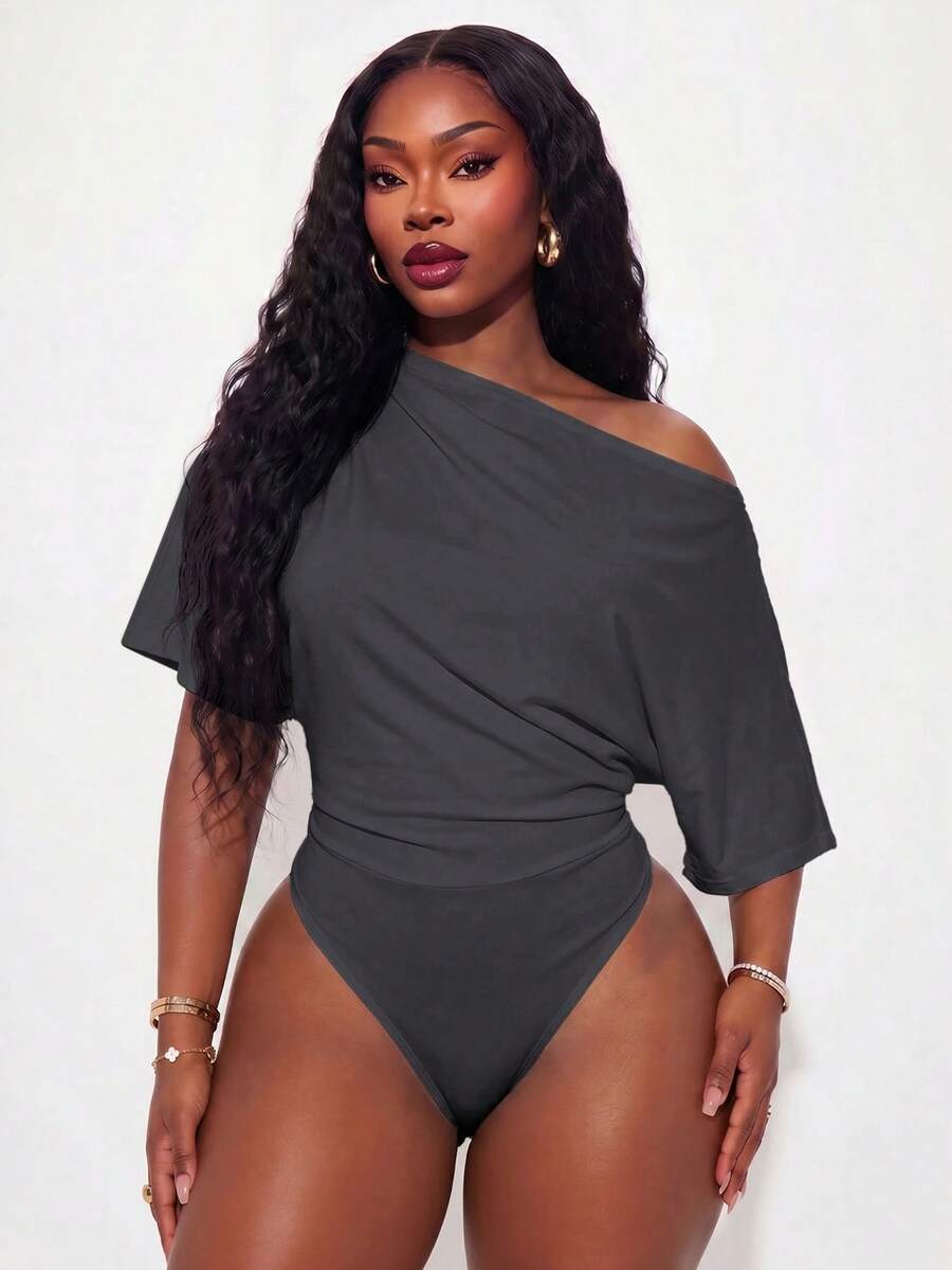 Radiana Bodysuit Wanita Ukuran Plus Musim Semi/Panas Modis Kasual Seksi Tanpa Bahu Lengan Pendek Asimetris dengan Detail Kerut Warna Abu-abu