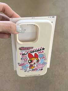 THE POWERPUFF GIRLS X SHEIN The Powerpuff Girls Blossom 卡通貼紙拼貼圖案 星星兔子迪斯可球愛心字母元素 皮革紋理白色親膚防震防摔保護手機殼，適用於 Apple iPhone 13/14/15/15Pro/16/16Pro/17Pro，熱銷日常美學保護殼 - 彩色 - 查看 5