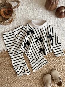 SHEIN Vintaside Kids 2件裝女嬰春/秋長袖套裝，經典黑白條紋3D蝴蝶結裝飾高領長袖上衣搭配喇叭長褲，時尚百搭極簡休閒舒適女嬰套裝，適合日常穿著與戶外活動 - 黑與白 - 查看 1