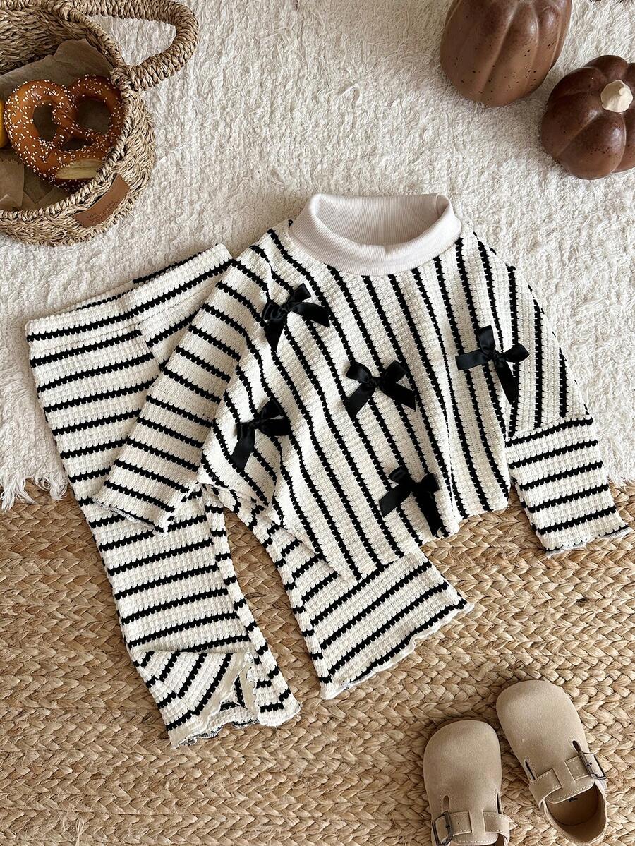 SHEIN Vintaside Kids 2件裝女嬰春/秋長袖套裝,經典黑白條紋3D蝴蝶結裝飾高領長袖上衣搭配喇叭長褲,時尚百搭極簡休閒舒適女嬰套裝,適合日常穿著與戶外活動 - 黑與白 - 查看 1
