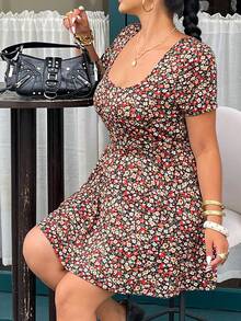 Muchica Plus Size Ditsy Floral Square Neck Short Sleeve Jumpsuit, Summer - Multicolor - View 4