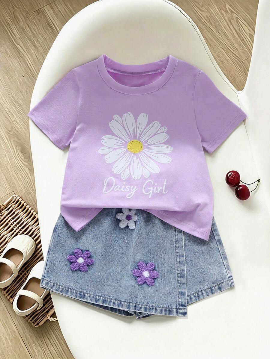 SHEIN Sparklyn 女童夏季新款套裝,可愛俏皮風,紫色短袖 T-shirt 上衣搭配雛菊印花設計,配復古中藍色牛仔裙褲,鬆緊腰頭設計,對比色 3D 刺繡雛菊圖案,修身剪裁,柔軟親膚面料,適合外出、派對等多種場合,夏季新款女童套裝 - 彩色 - 查看 1