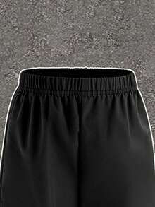 小男孩酷炫黑白灰配色拼色印花設計，時尚圓領短袖T恤搭配工裝褲套裝，適合假期聚會與派對，春夏秋輕鬆舒適，夏季首選時尚休閒穿搭，春夏秋街頭風，外出休閒穿搭返校聚會，適合戶外野餐 - 彩色 - 查看 6