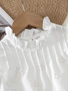 SHEIN Elladie kids 2件組女童夏季新款小圓領露背水滴藍蝴蝶結仿刺繡印花布料短袖荷葉袖前胸蝴蝶結裝飾上衣休閒直筒短褲簡約復古時尚套裝 - 白色 - 查看 7