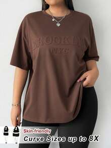 SHEIN CURVE+ Curve Plus Size 女款布鲁克林字母压纹黑色 T 恤 - 棕色 - 查看 1