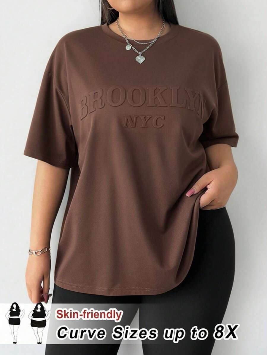 SHEIN CURVE+ Curve Plus Size 女款布鲁克林字母压纹黑色 T 恤 - 棕色 - 查看 1
