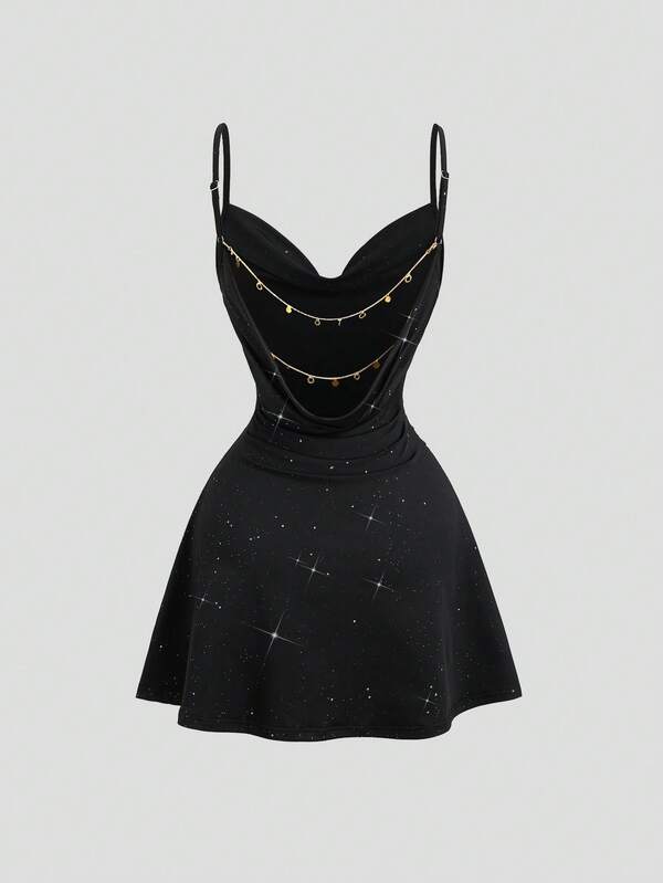 Sweetra Damen neue Mode vielseitiges Silber-Folie-Stoff Trägerkleid mit Rückenausschnitt, Ketten-Dekor und Taille-Raffung, Minikleid